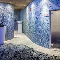 Salas de tratamiento para parejas, sauna y tina de hidromasaje