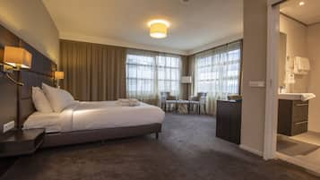 Junior Suite | In-room safe, desk, blackout curtains, iron/ironing board