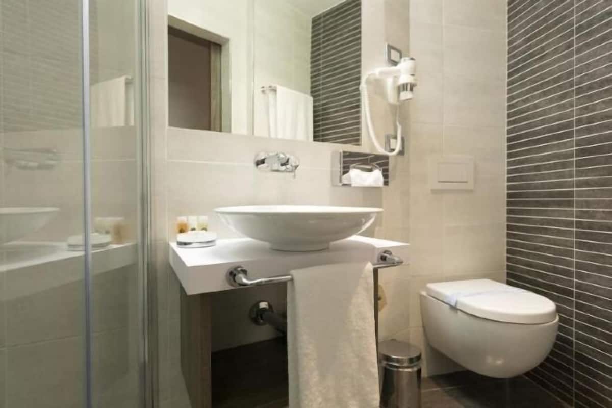 Bathroom | Free toiletries, hair dryer, bathrobes, slippers