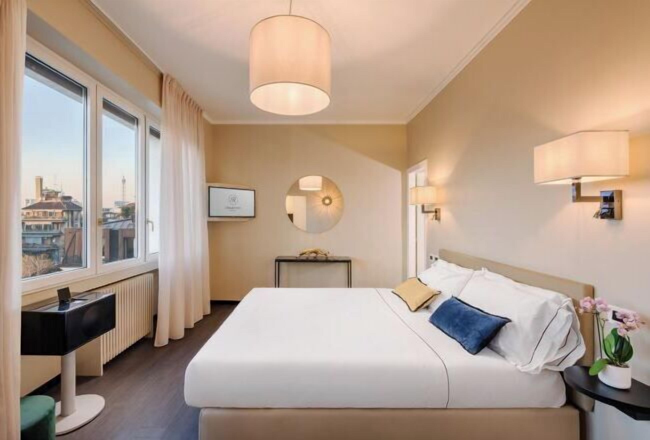 ميني بار وخزنة داخل الغرفة وطراز فريد لكل وحدة ومكتب