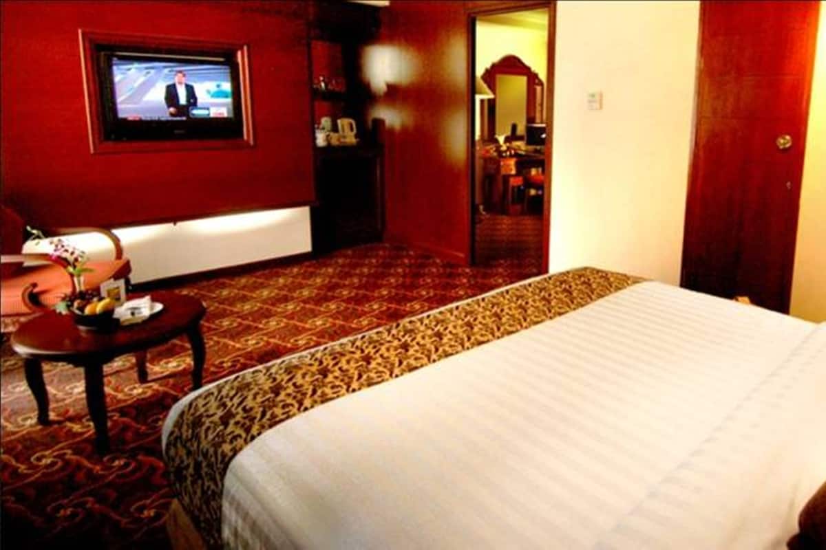 Business Suite | In-room safe, desk, laptop workspace, soundproofing