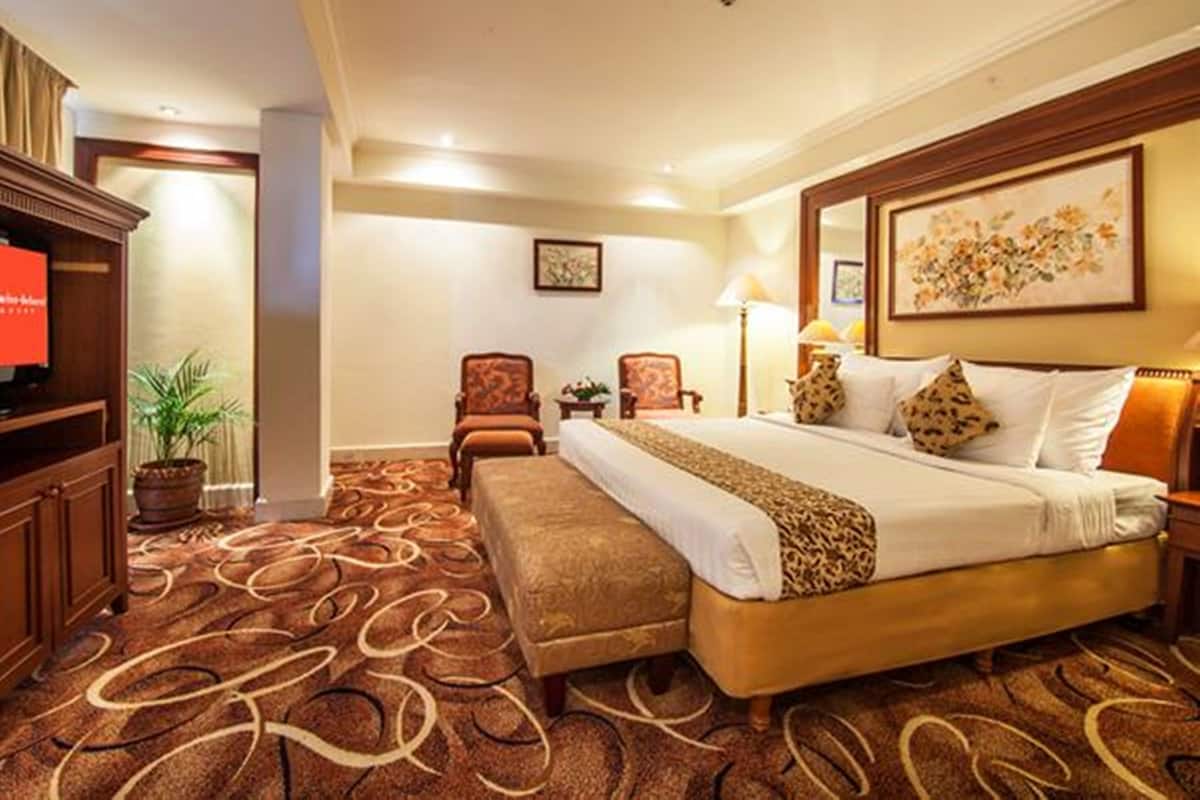 Presidential Suite, 1 Bedroom | In-room safe, desk, laptop workspace, soundproofing