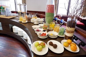 Tägliches Frühstücksbuffet gegen Gebühr