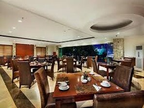 Breakfast, lunch and dinner served - Arion Suites Hotel Bandung (Bandung)