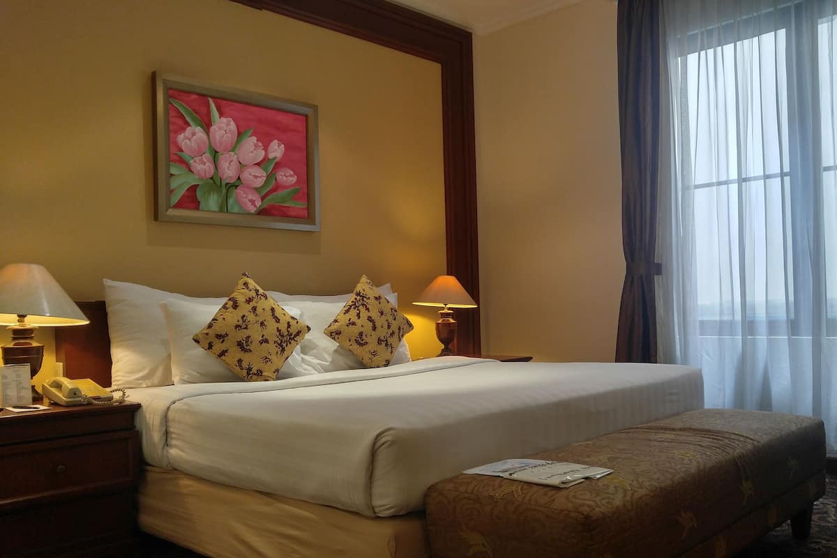 In-room safe, desk, laptop workspace, soundproofing