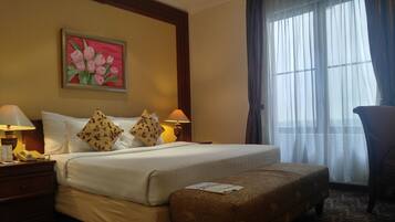 In-room safe, desk, laptop workspace, soundproofing