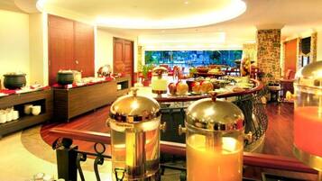 Petit déjeuner, déjeuner et dîner servis sur place