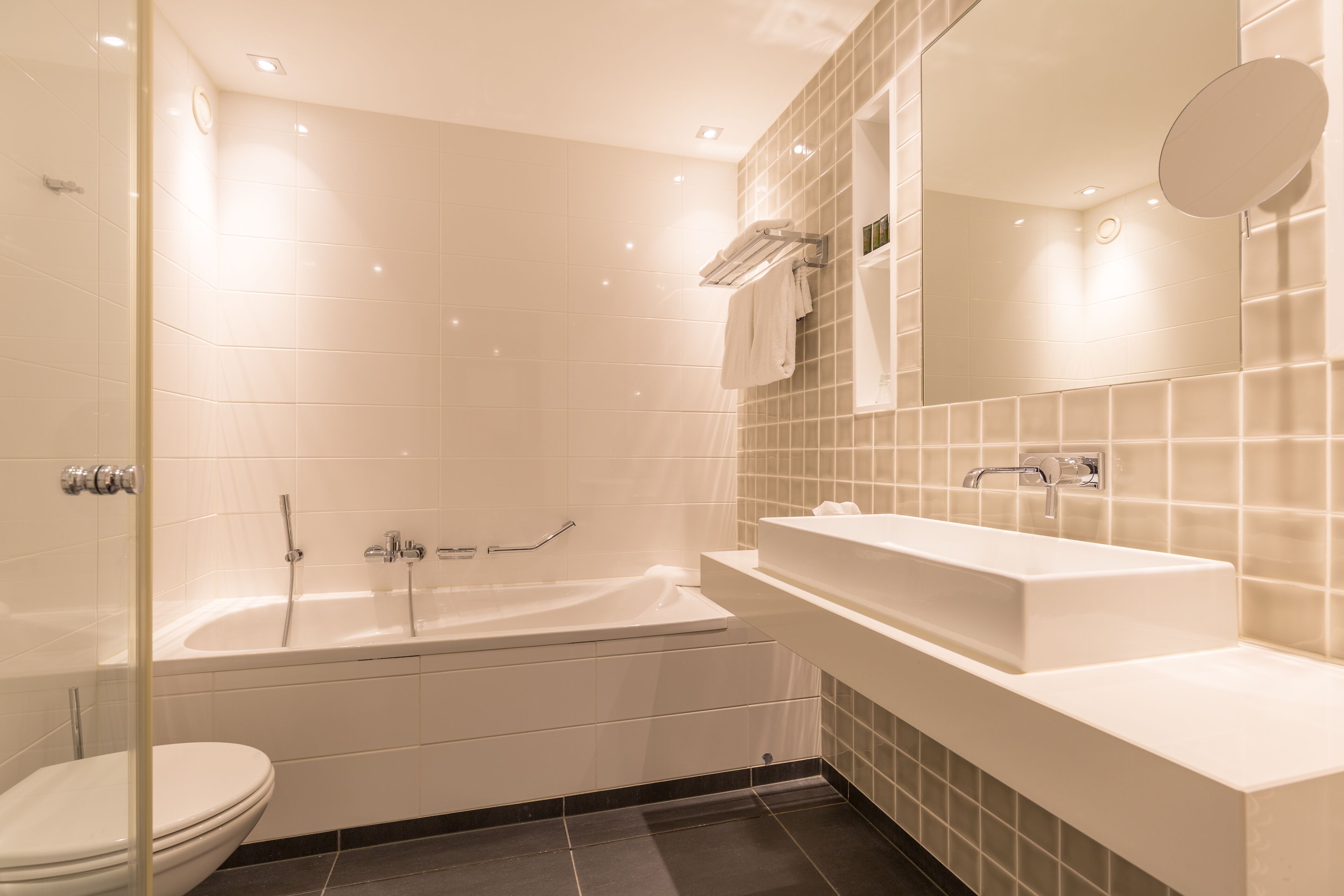 Un baño moderno con una bañera, un lavabo e inodoro.