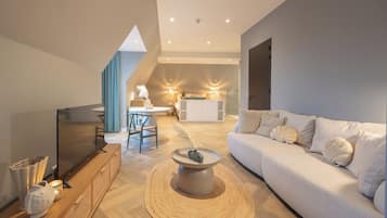 Beach Suite | Living area | 42-inch flat-screen TV with cable channels, TV
