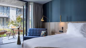 Superior driepersoonskamer | Een minibar, een kluis op de kamer, een bureau, een laptopwerkplek