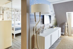 42-inch flat-screen TV with cable channels, TV - Van der Valk Hotel Den Haag Wassenaar (Wassenaar)
