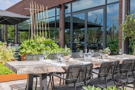 Terrasse/Patio. Van der Valk Hotel Den Haag Wassenaar