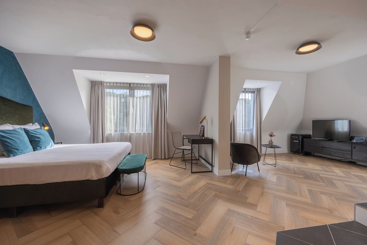 Junior Suite | 1 bedroom, minibar, in-room safe, desk