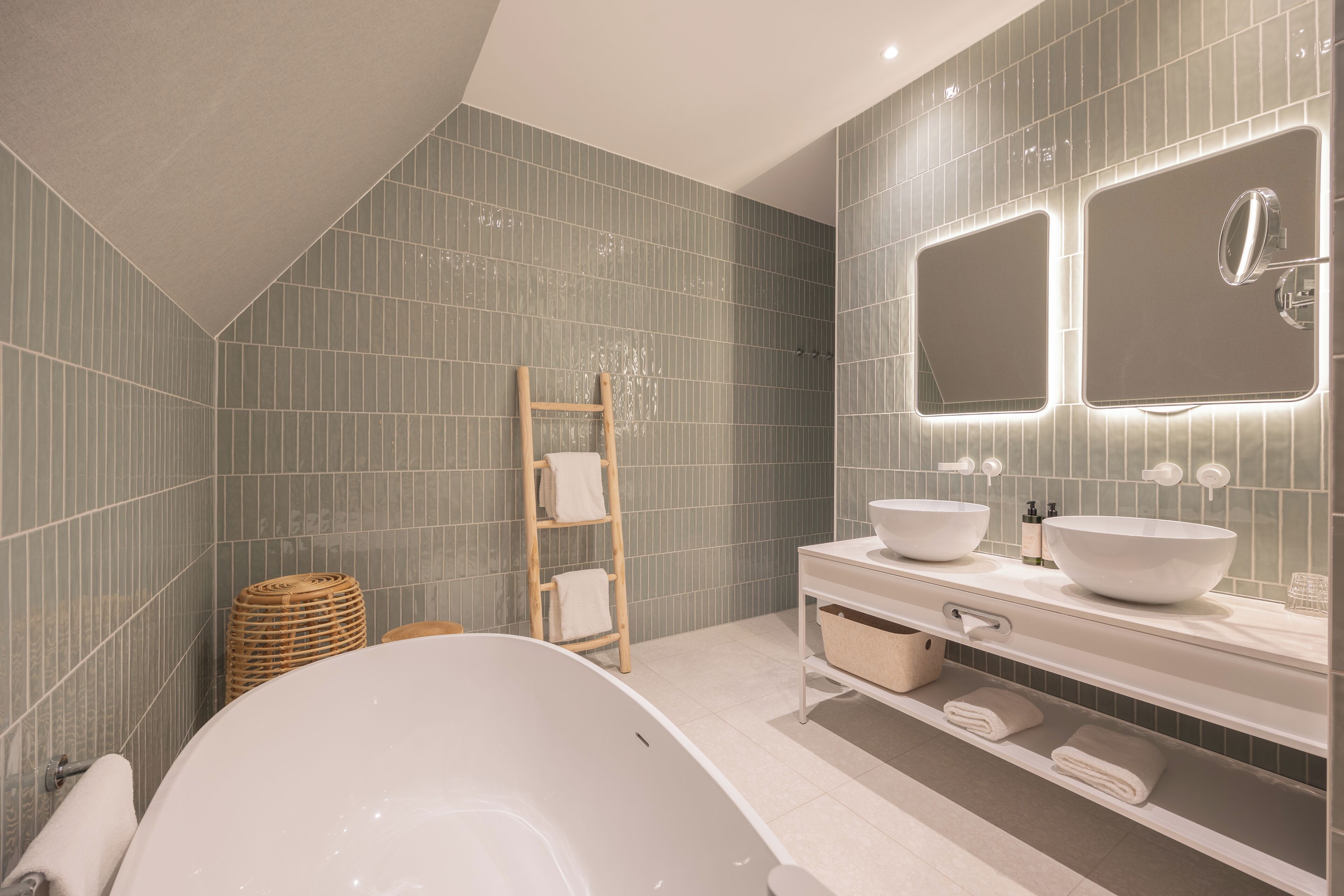 deluxe studio suite | bathroom | free toiletries, hair dryer, towels