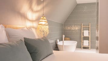 Beach Suite | Minibar, in-room safe, desk, laptop workspace