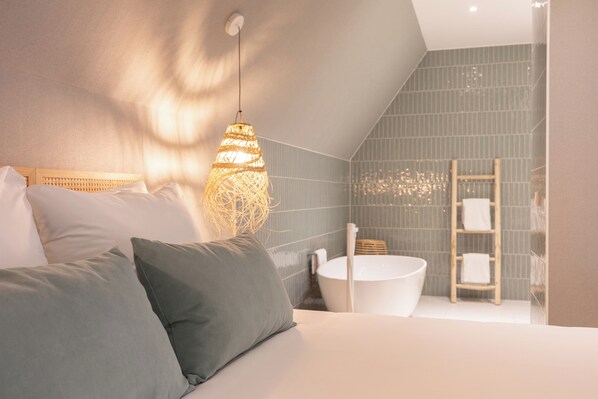 Beach Suite | Minibar, safe på rommet, skrivebord og skrivebord for bærbar PC