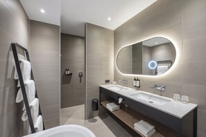 Camera familiare | Bagno | Set di cortesia gratuito, asciugacapelli, asciugamani