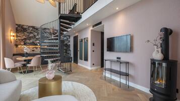 Penthouse | Woonruimte | Een 42-inch flatscreentelevisie met kabelzenders en een televisie