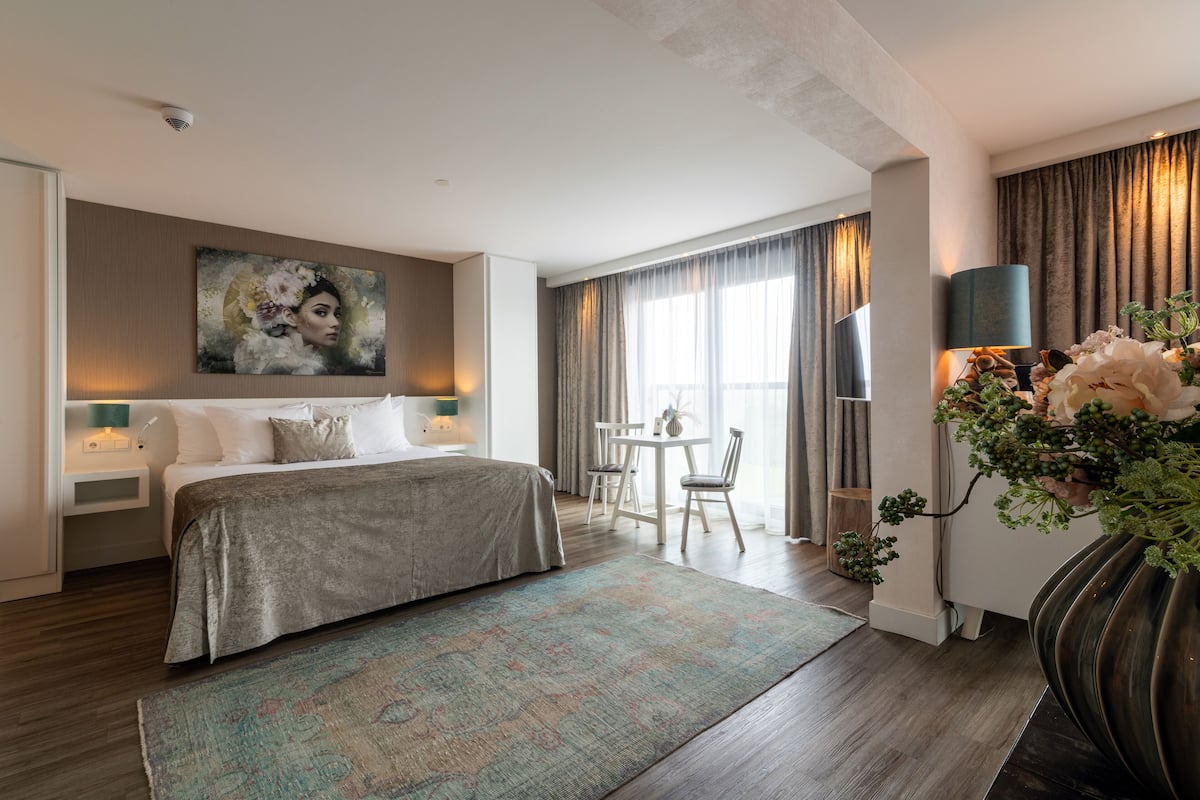 Junior Suite | In-room safe, iron/ironing board, cribs/infant beds, free WiFi