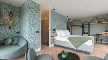 Une chambre moderne avec un lit, un canapé, un bureau et une chaise.