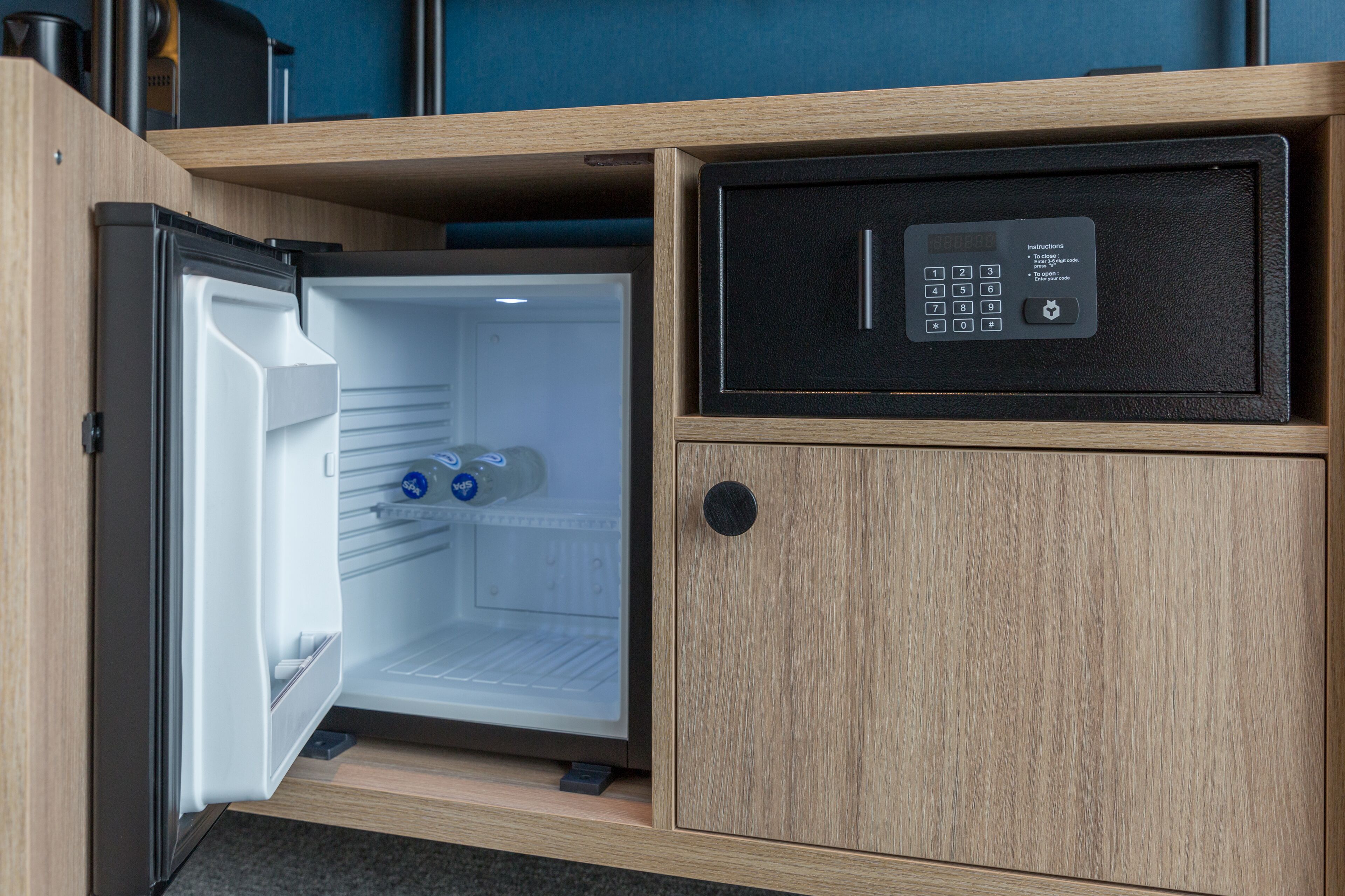 deluxe double room | 1 bedroom, in-room safe, iron/ironing board, cots/infant beds