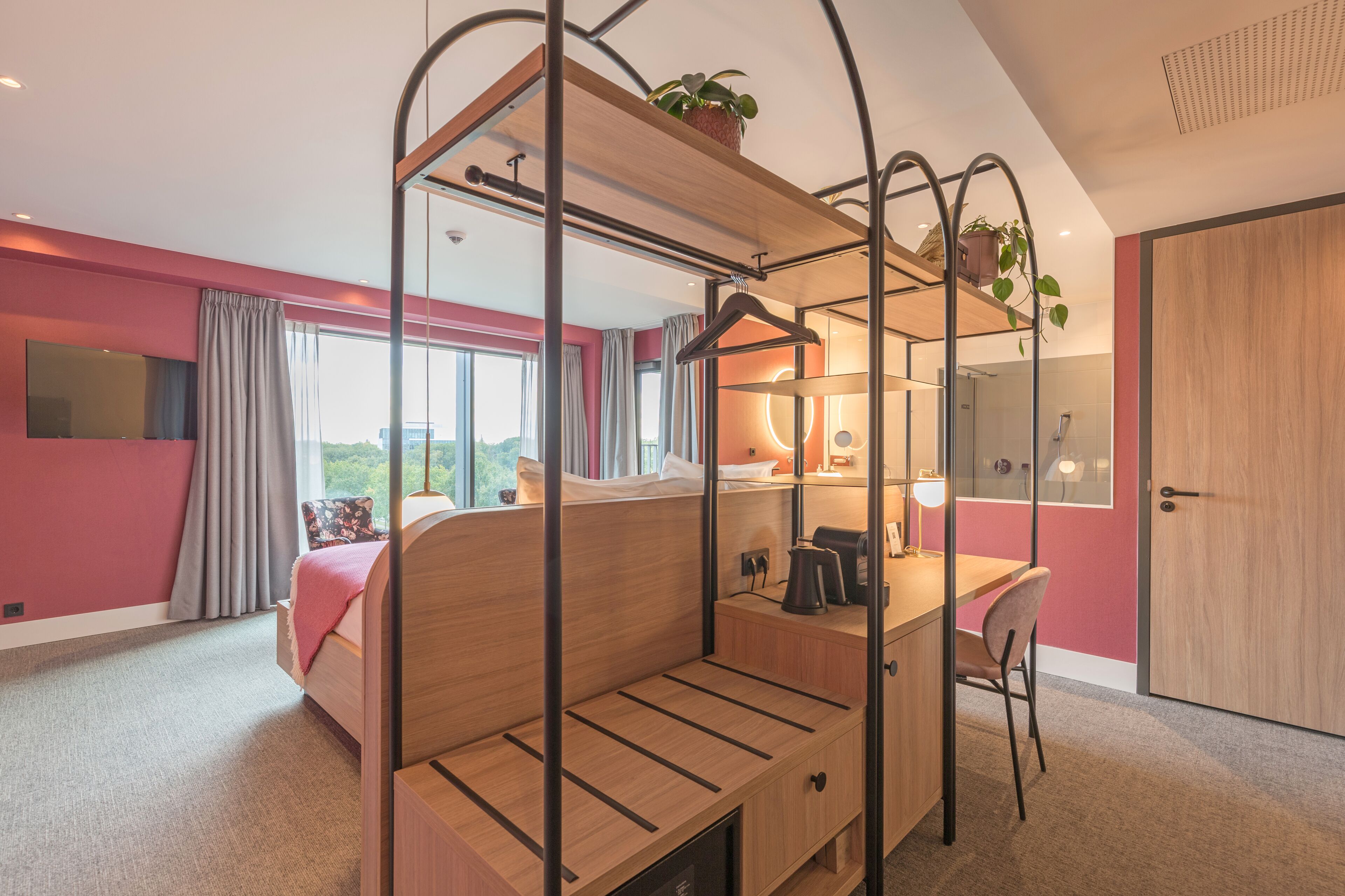 Une chambre moderne avec un lit superposé, un bureau, une chaise et un grand miroir.