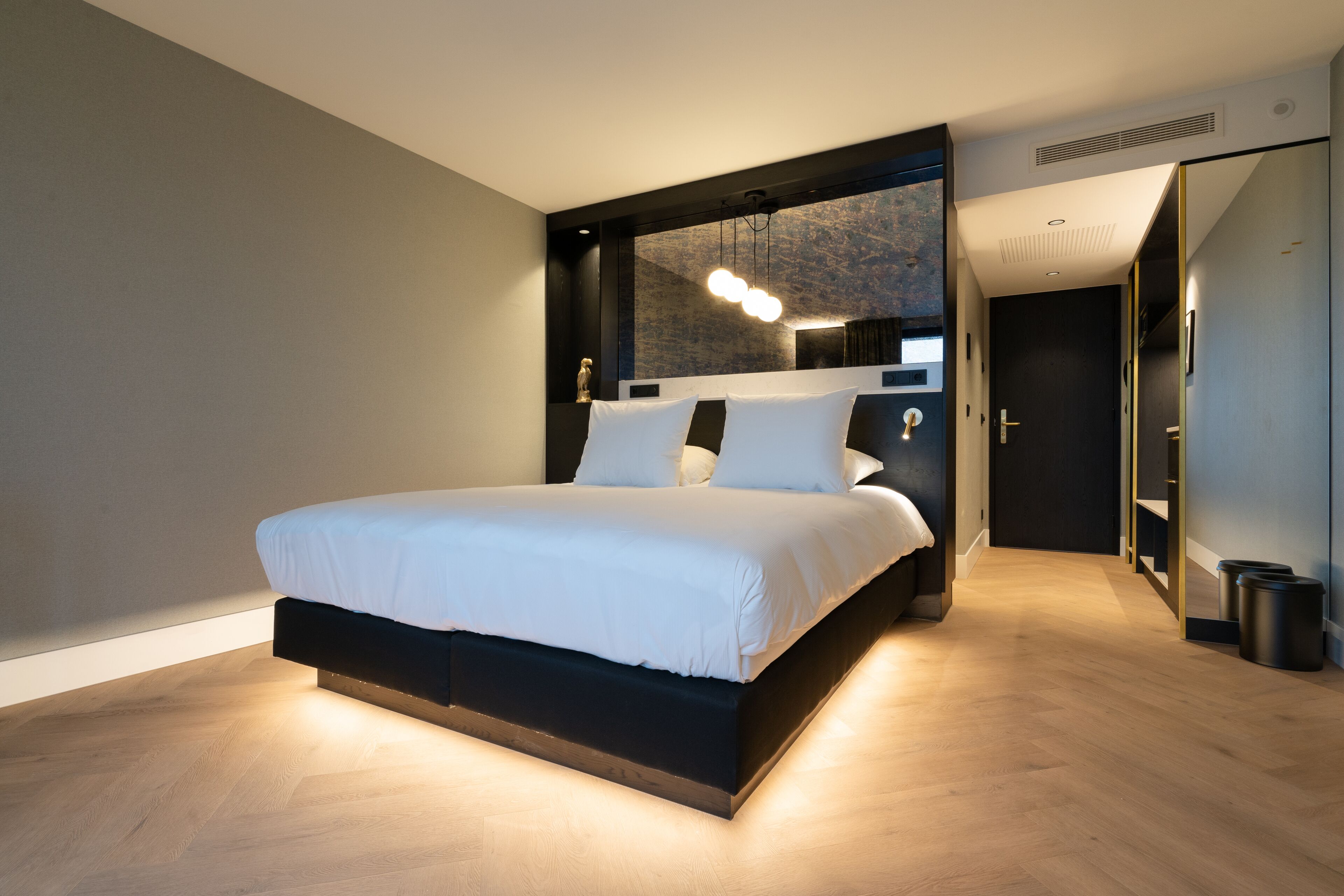 デラックス ダブルルーム | 低刺激性寝具、セーフティボックス (室内)、デスク、ノートパソコン用作業スペース