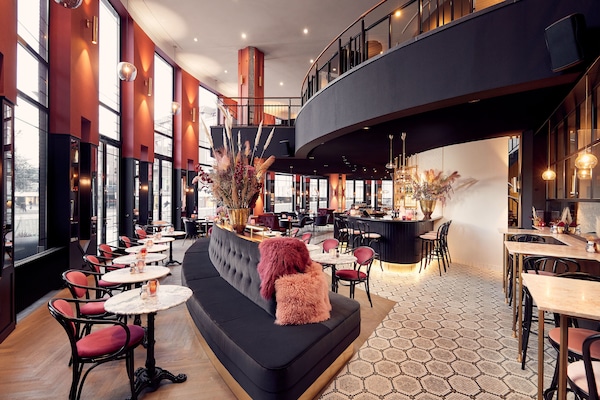2 restaurants, breakfast, lunch, dinner served; French cuisine