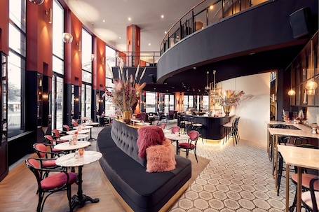 2 restaurantes; se sirve desayuno, almuerzo y cena; cocina francesa