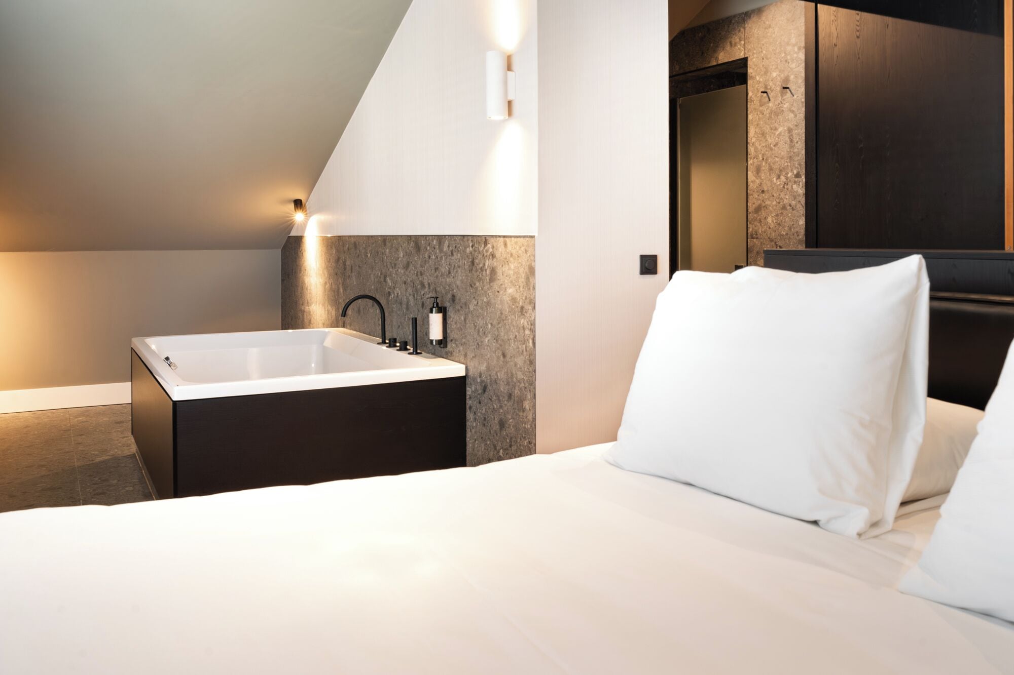 cosy suite | bathroom | free toiletries, hair dryer, towels, soap