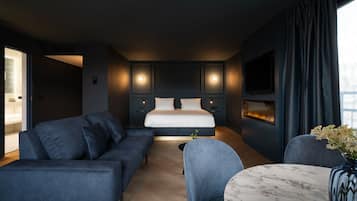 Family Suite | Hypo-allergenic bedding, in-room safe, desk, laptop workspace