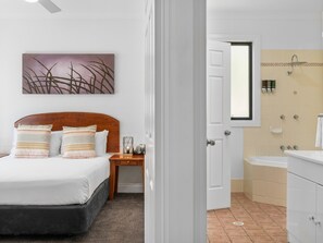 Cortinas blackout, tabla de planchar con plancha, cunas y ropa de cama 