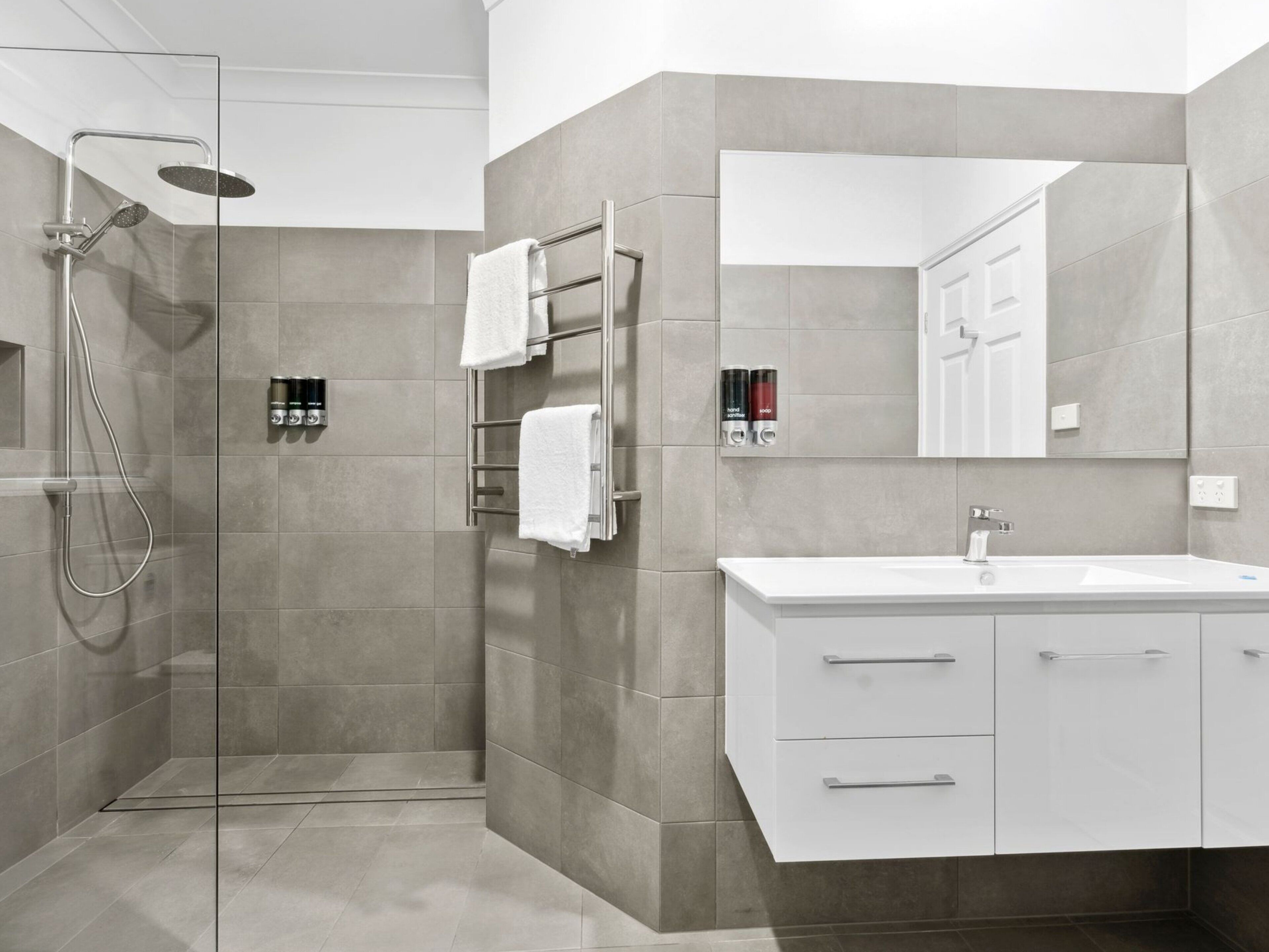 one-bedroom queen apartment | bathroom | combined shower/bathtub, jetted bath, hair dryer, towels