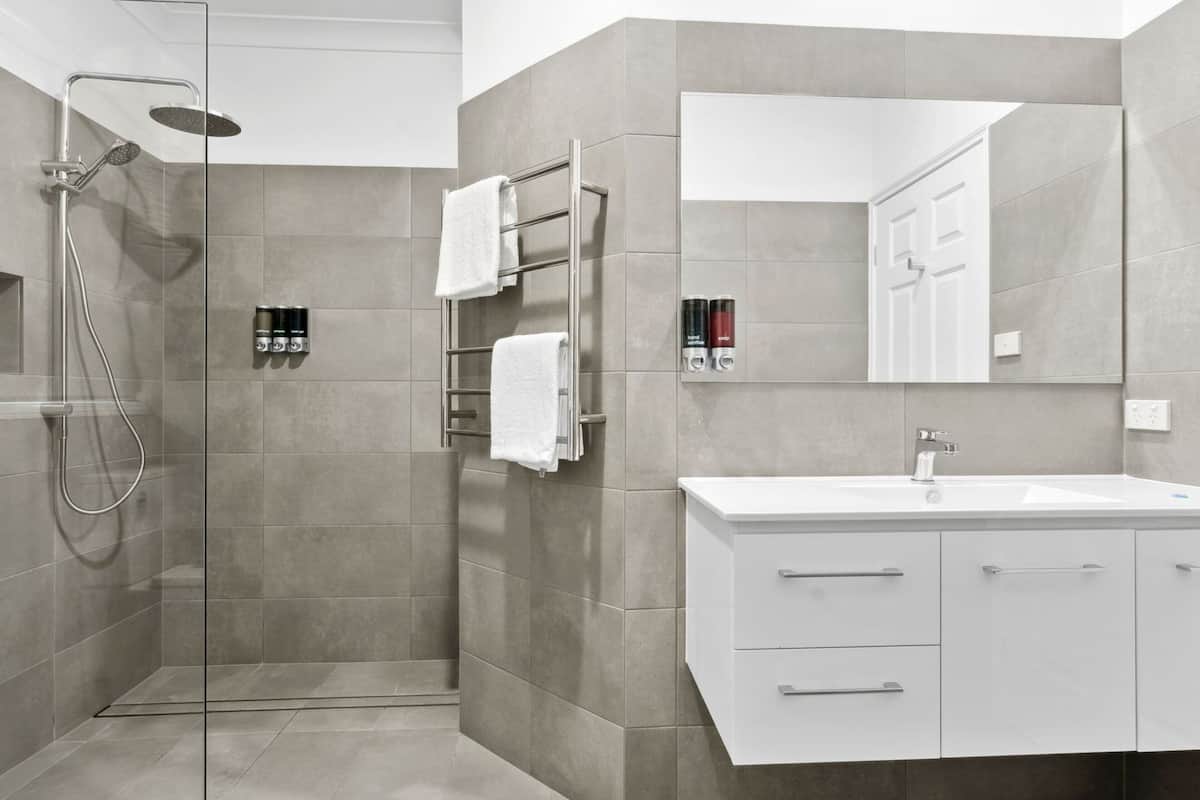 one-bedroom queen apartment | bathroom | combined shower/bathtub, jetted bath, hair dryer, towels