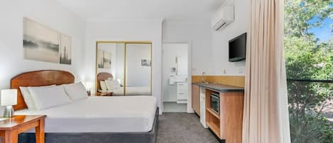 Studio, 1 grand lit | Rideaux dâobscurcissement, fer et planche Ă repasser