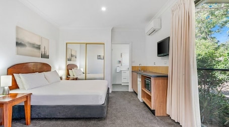 Studio Queen Room | Blackout drapes, iron/ironing board, cribs/infant beds, bed sheets