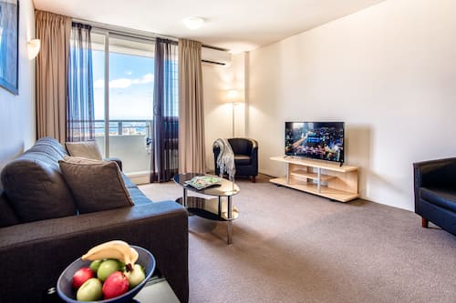 Apartment, 1 Schlafzimmer, Stadtblick | Wohnbereich | 32-Zoll-Flachbildfernseher mit Digitalempfang, Fernseher