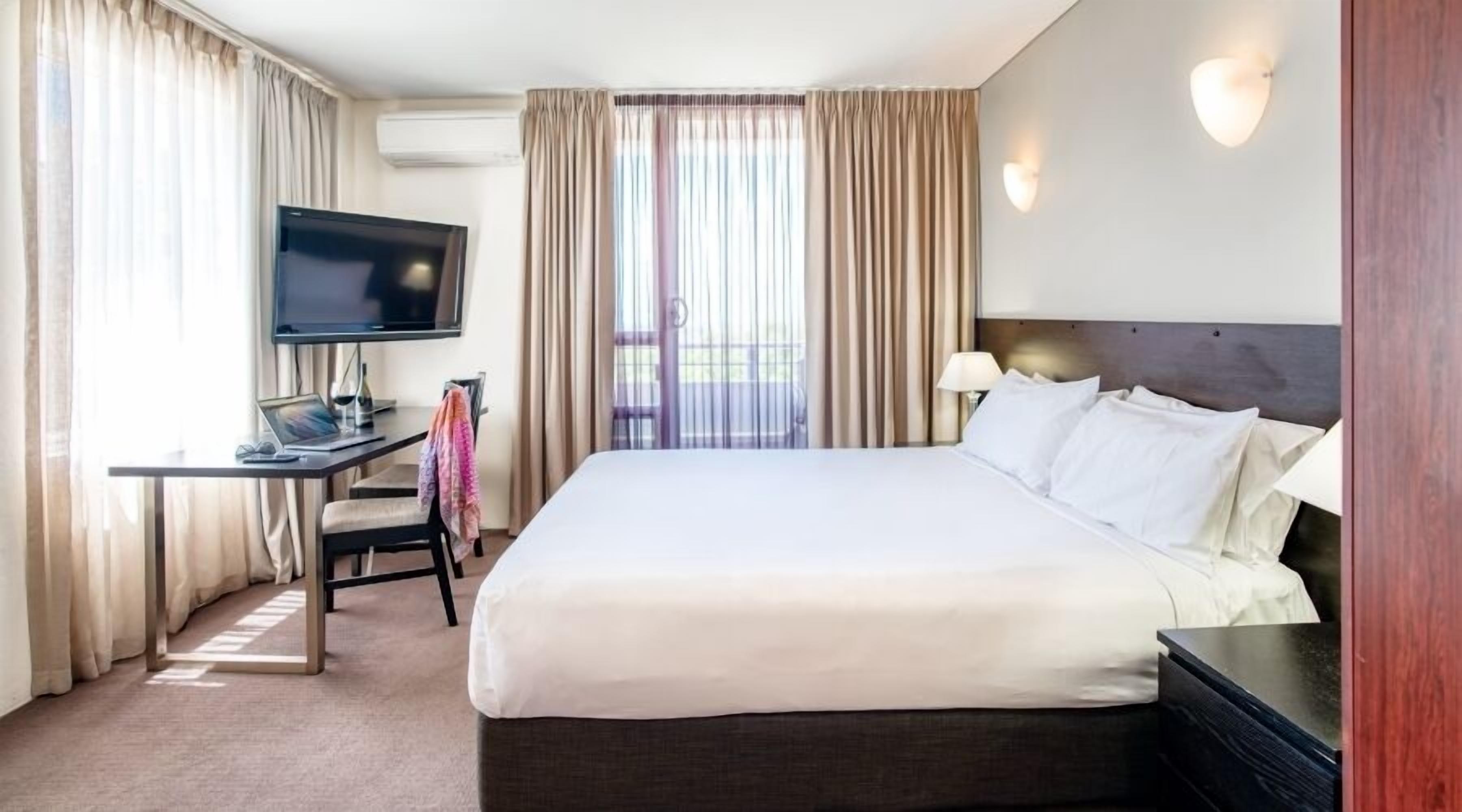 Premium bedding, in-room safe, desk, blackout drapes