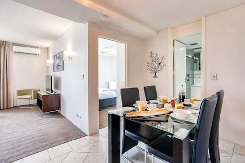 Apartment, 1 Schlafzimmer, Stadtblick | Essbereich im Zimmer