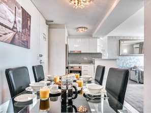 One Bedroom Harbour View Apartment | Premium bedding, in-room safe, individually decorated - Park Regis Concierge Apartments (Cremorne)