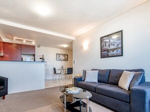 One Bedroom Harbour View Apartment | Premium bedding, in-room safe, individually decorated - Park Regis Concierge Apartments (Cremorne)