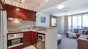 Refrigerador, microondas, horno, placa de cocina