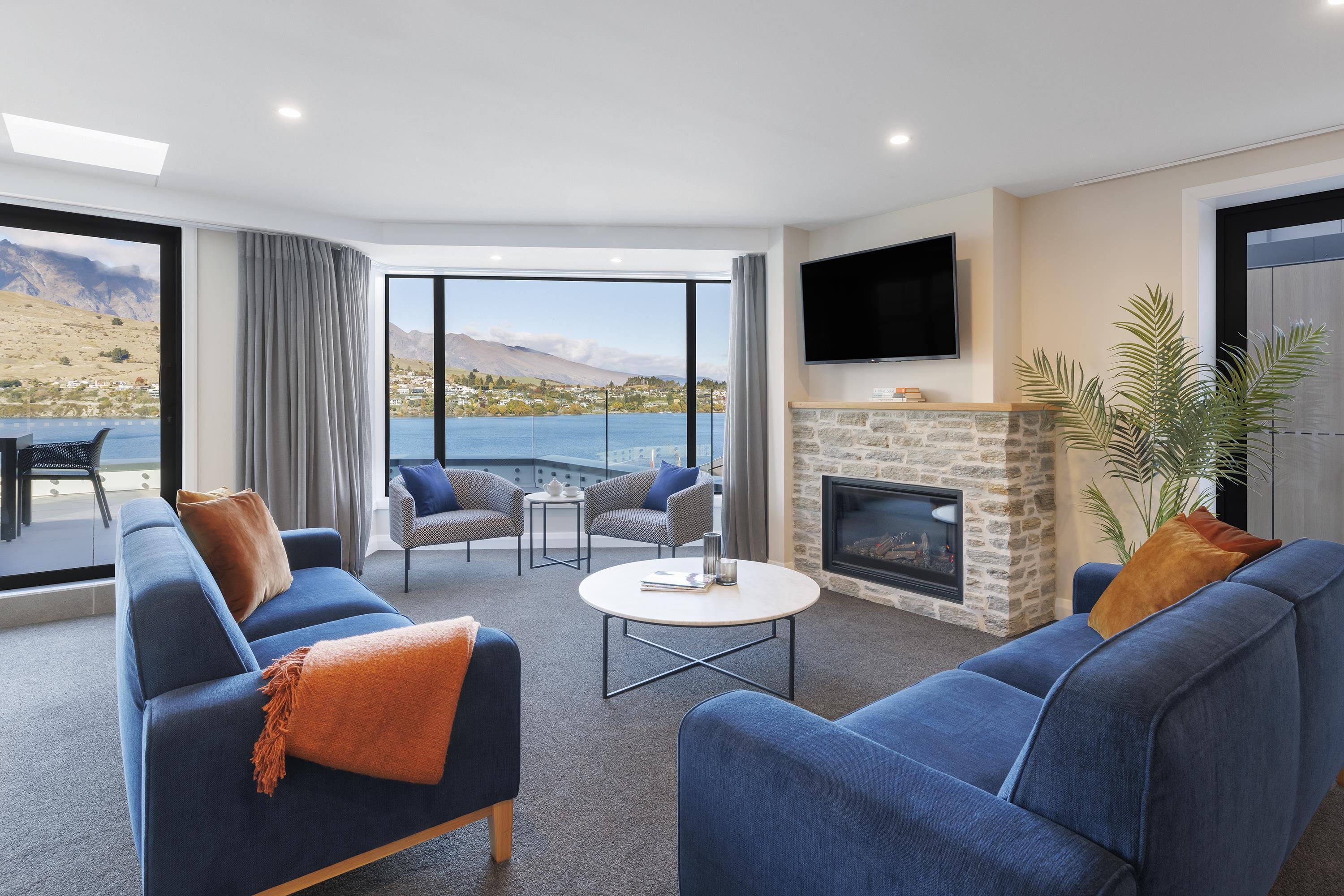 Roupas de cama premium, escrivaninha, ferros/tábuas de passar roupa