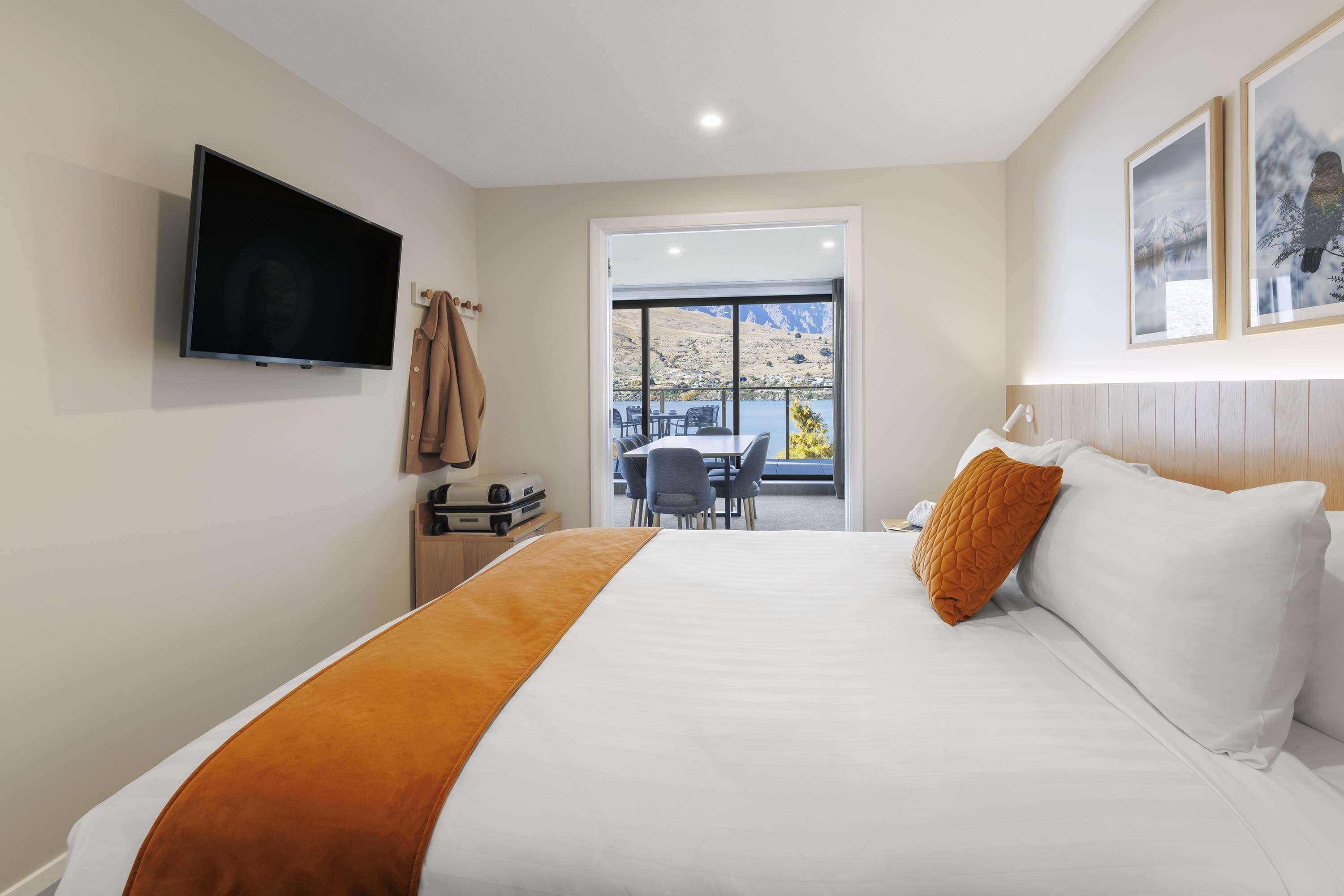 Premium bedding, desk, iron/ironing board, WiFi