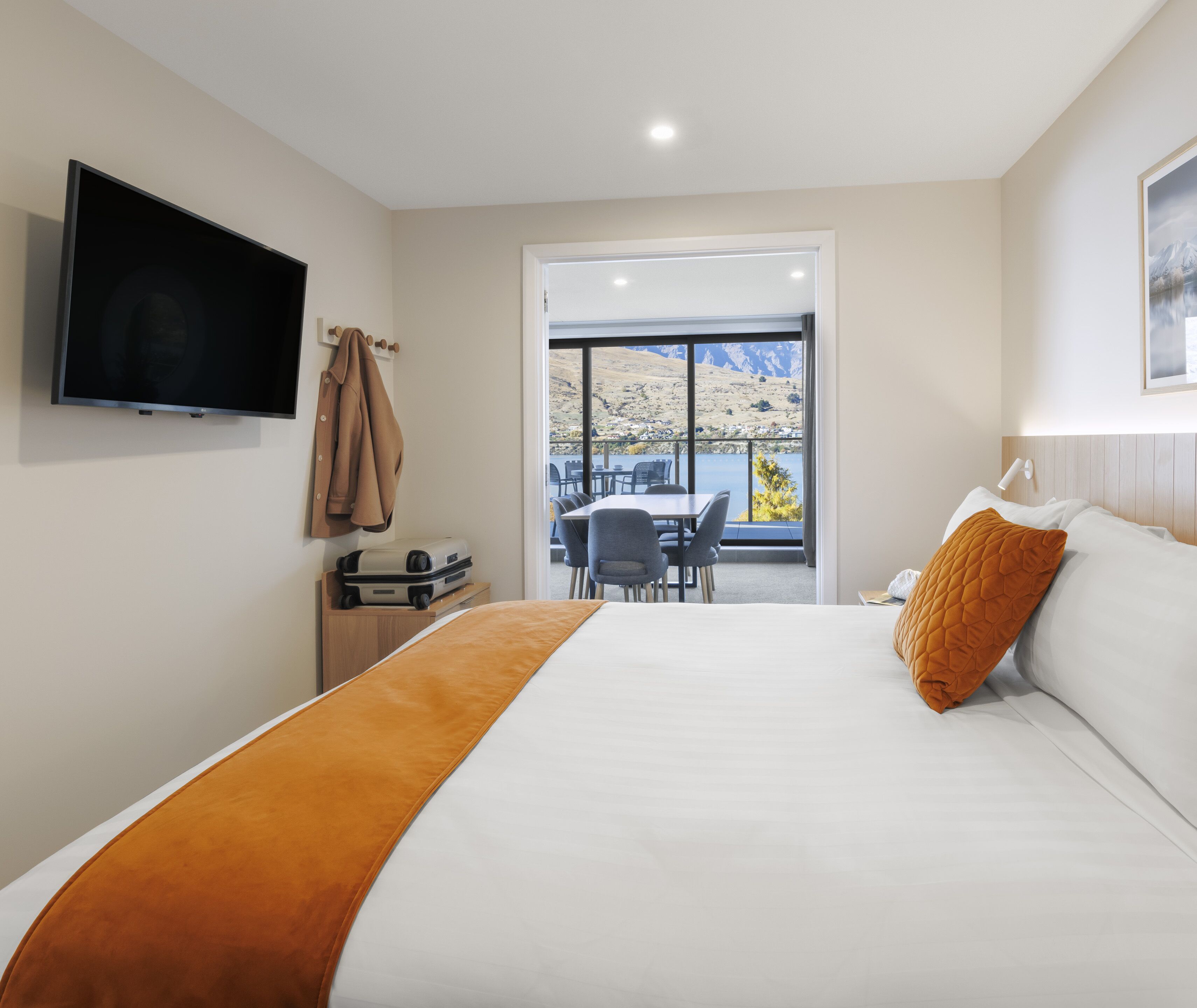 Peralatan tempat tidur premium, meja, seterika/papan seterika 