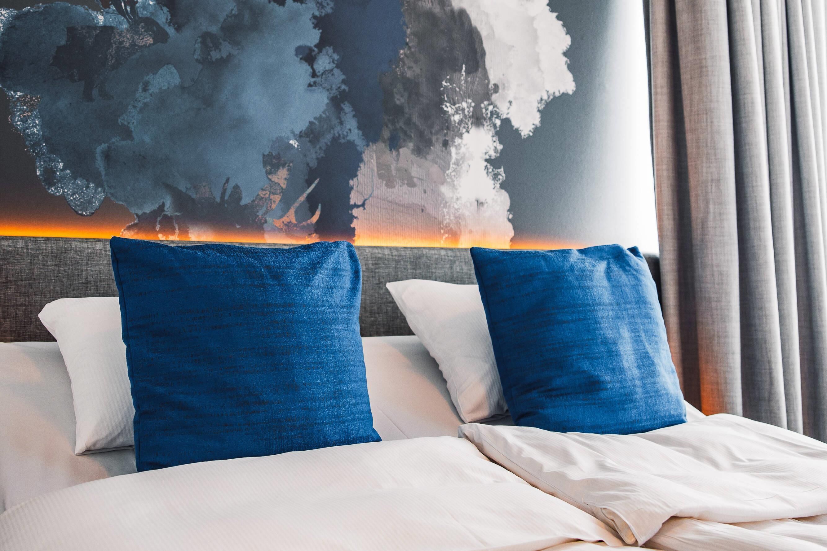 deluxe room, 1 king bed, non smoking | hypo-allergenic bedding, minibar, in-room safe, desk