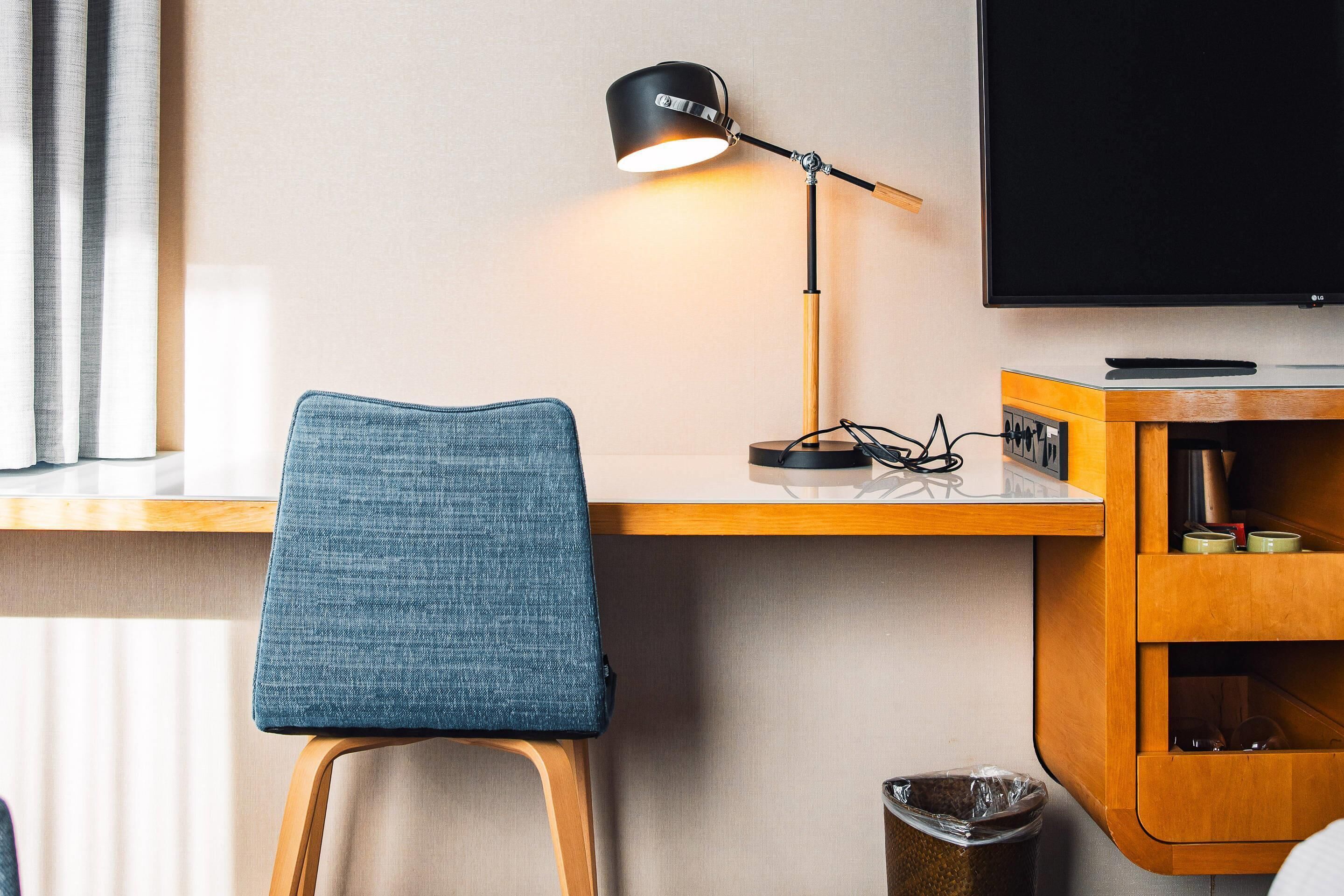 deluxe room, 1 king bed, non smoking | hypo-allergenic bedding, minibar, in-room safe, desk