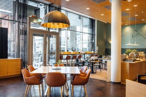 供应午餐和晚餐