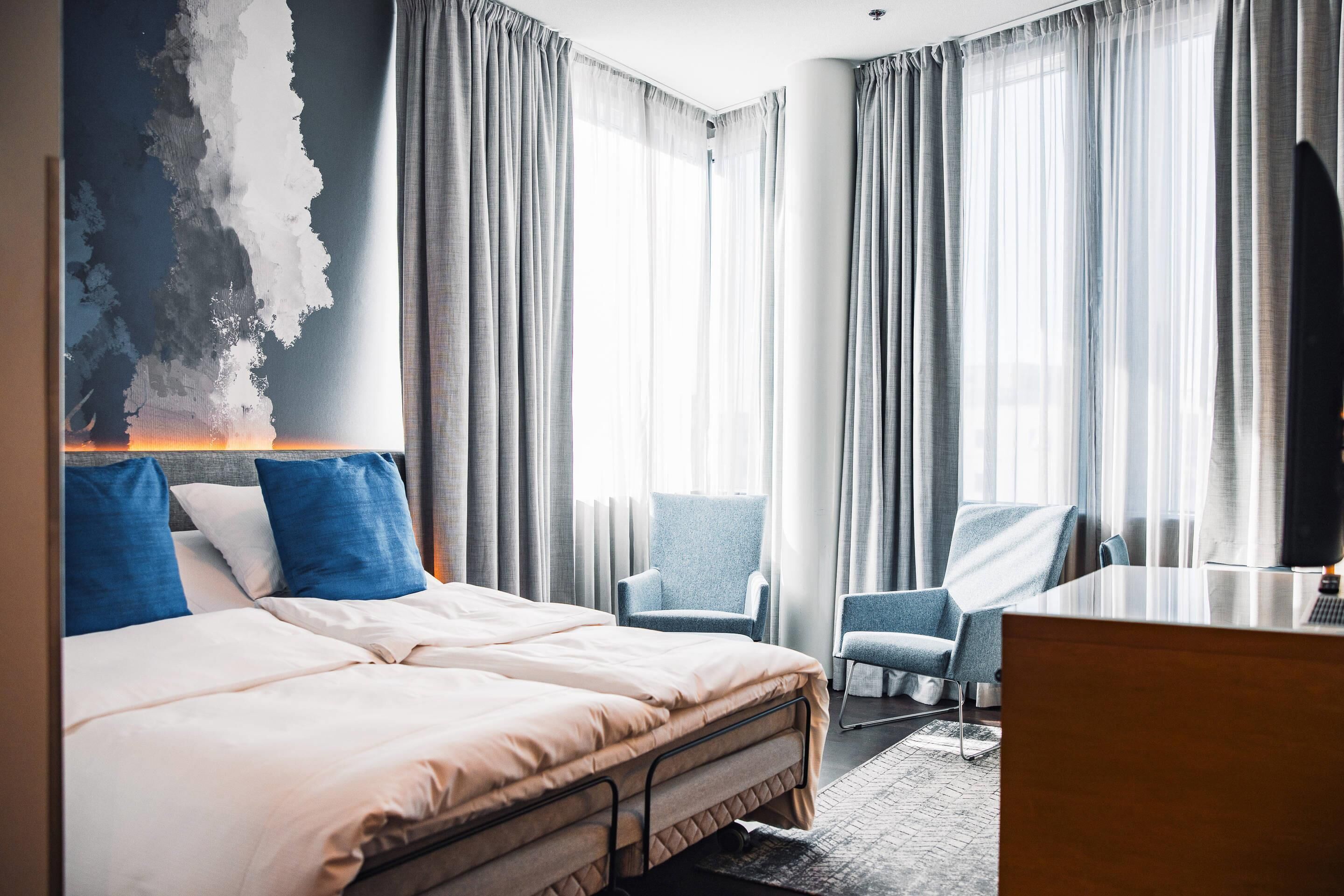 Deluxe Room, 1 King Bed, Non Smoking | Hypo-allergenic bedding, minibar, in-room safe, desk