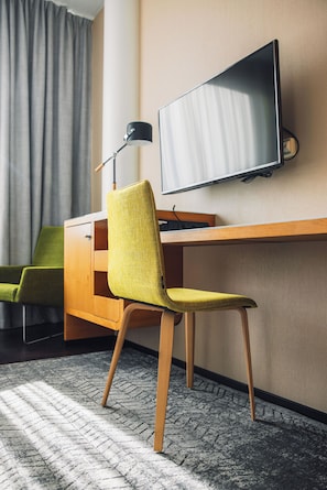 Bộ đồ giường kháng dị ứng, minibar, két bảo mật tại phòng, bàn